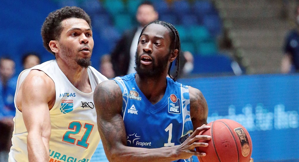 Quinton Hooker (l.) Syntainics MBC Weißenfels attackiert Matt Mobley Fraport von den Skyliners Frankfurt.