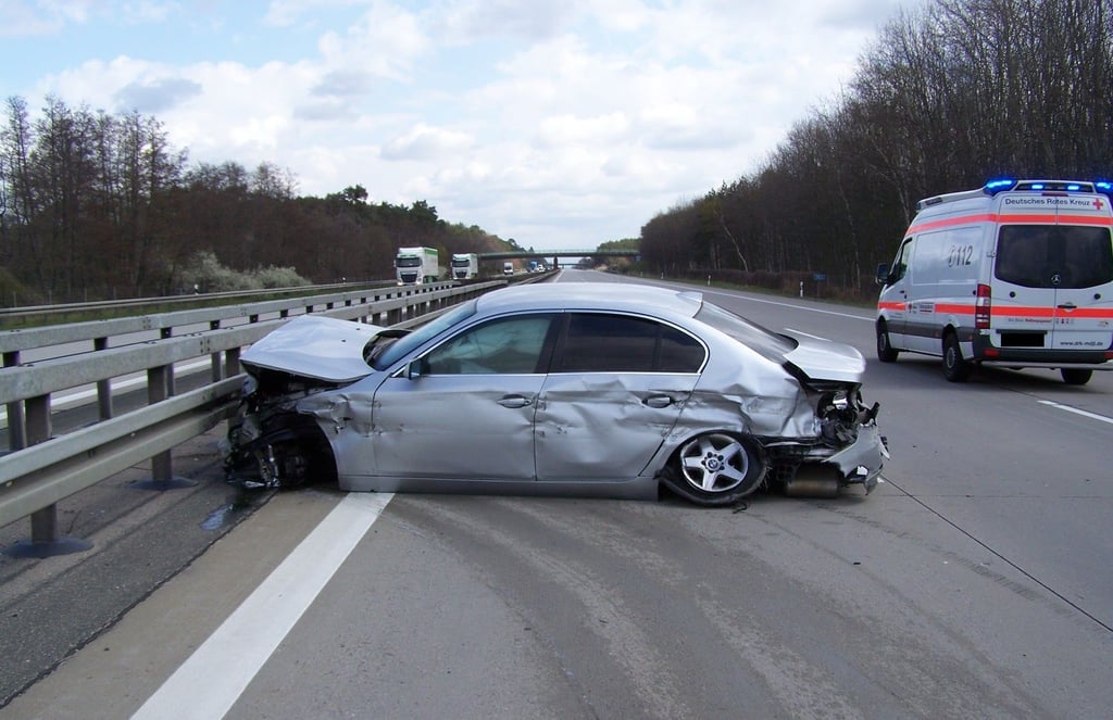 Unfall auf der A2: Der Fahrer dieses Wagens verlor nach einem Reifenplatzer die Kontrolle über das Auto.