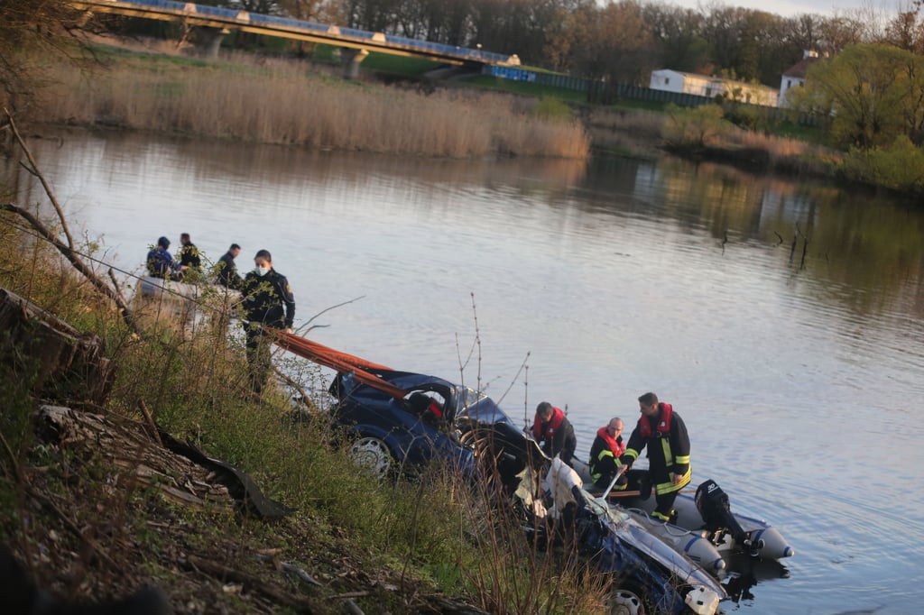 Schwerer Unfall bei Schönebeck-Plötzky: Für den Fahrer eines BMW kam jede Hilfe zu spät. Mehr als 80 Einsatzkräfte von Polizei, Feuerwehr und Rettungsdiensten waren vor Ort.