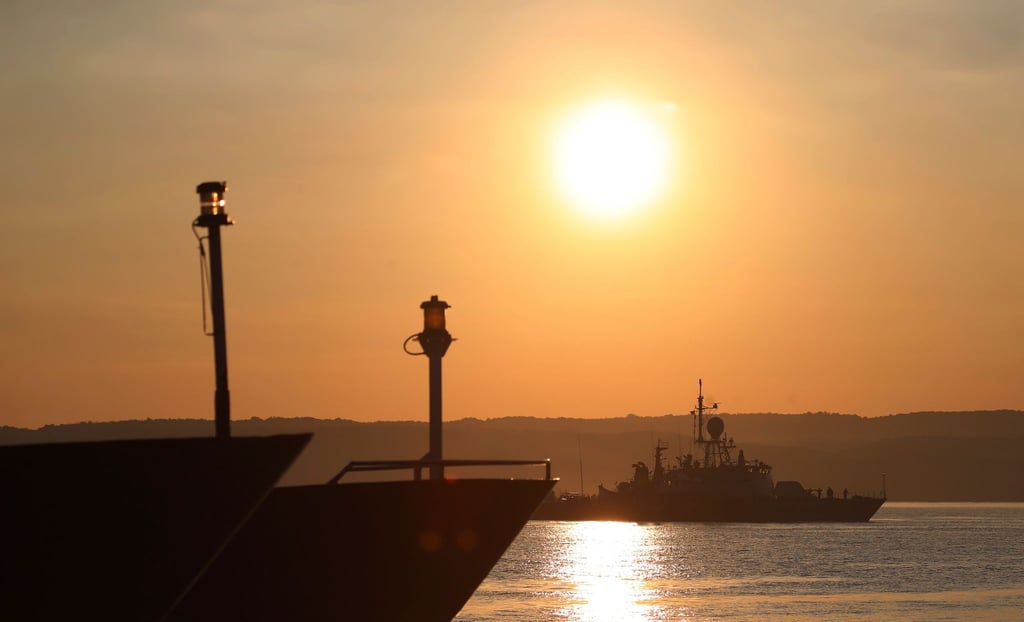Ein Schiff der indonesischen Marine kehrt von der Suchaktion nach „KRI Nanggala-402“ zurück.