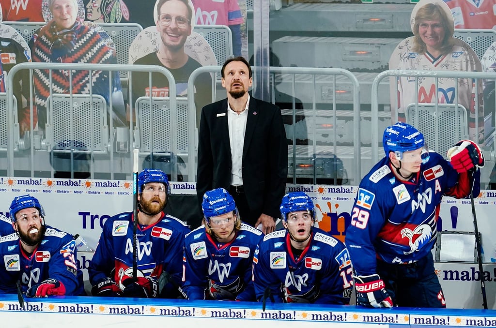 Trainer Pavel Gross und die Adler Mannheim schafften doch noch den Sprung ins DEL-Halbfinale.