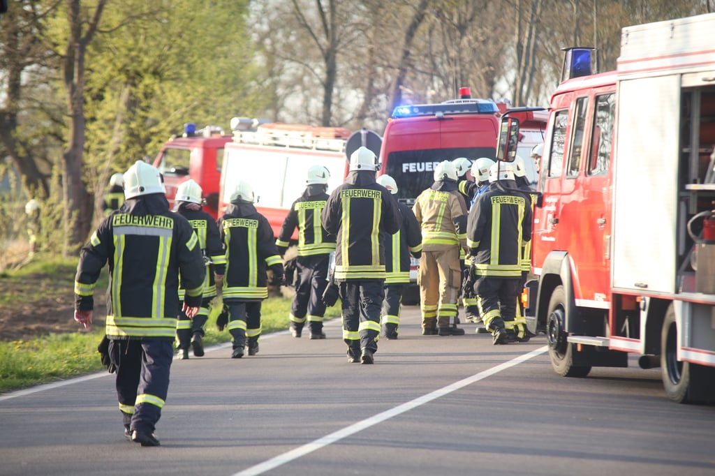 Schwerer Unfall bei Schönebeck-Plötzky: Für den Fahrer eines BMW kam jede Hilfe zu spät. Mehr als 80 Einsatzkräfte von Polizei, Feuerwehr und Rettungsdiensten waren vor Ort.