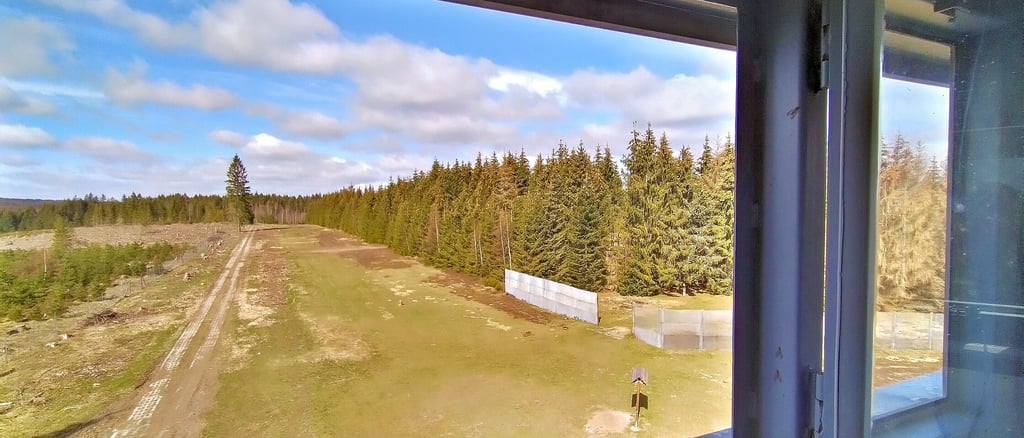 Blick vom Beobachtungsturm auf die Grenzlandschaft bei Sorge: Der Museumsverein sucht hier immer noch nach einem geeigneten Standort für Solarzellen, die Strom für WLAN liefern sollen.