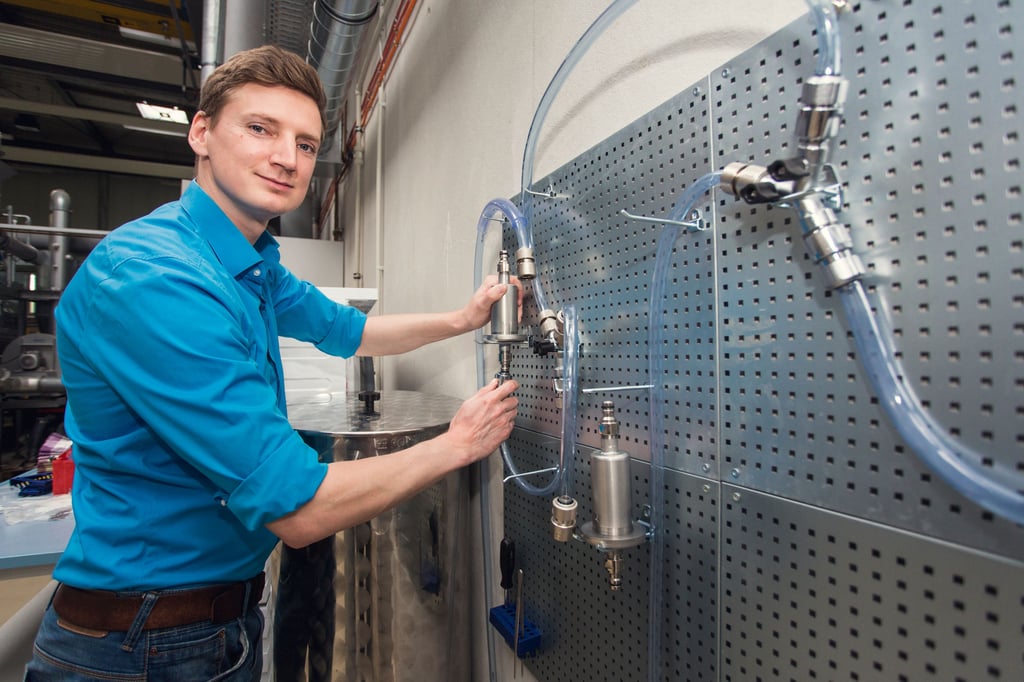 Welche Filtermaterialien halten in welcher Kombination wie viele Mikrokunststoffe zurück? Das testet Lars Tegtmeier im Labor der Hochschule Magdeburg-Stendal, indem er verschiedene Filter kaskadenförmig hintereinanderschaltet.