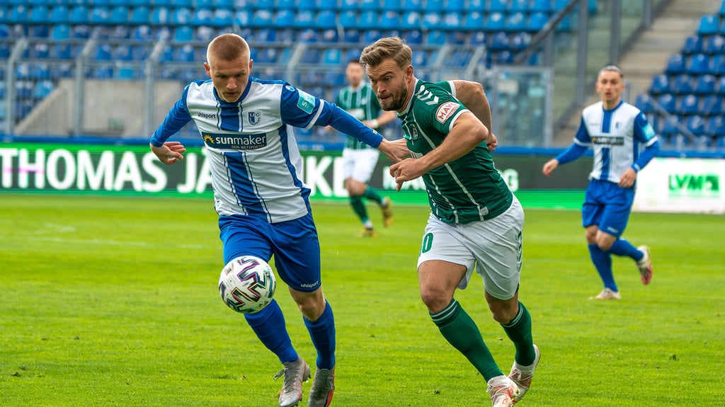 Andreas Müller (l.) und der FCM holten gegen die Lübecker um Yannick Deichmann späte drei Punkte.