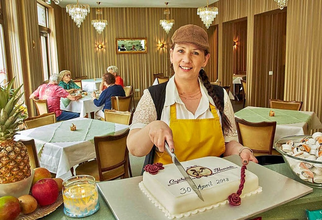 Henriette Hellfritsch-Hüttl bei der Eröffnung ihres Caféhauses. Seit einem halben Jahr darf sie nicht öffnen.