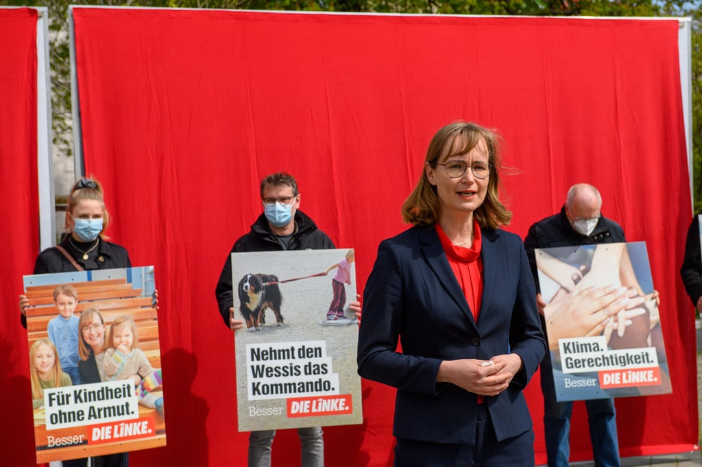 Linken-Spitzenkandidatin Eva von Angern bei der öffentlichen Präsentation des umstrittenen Wahlplakates.