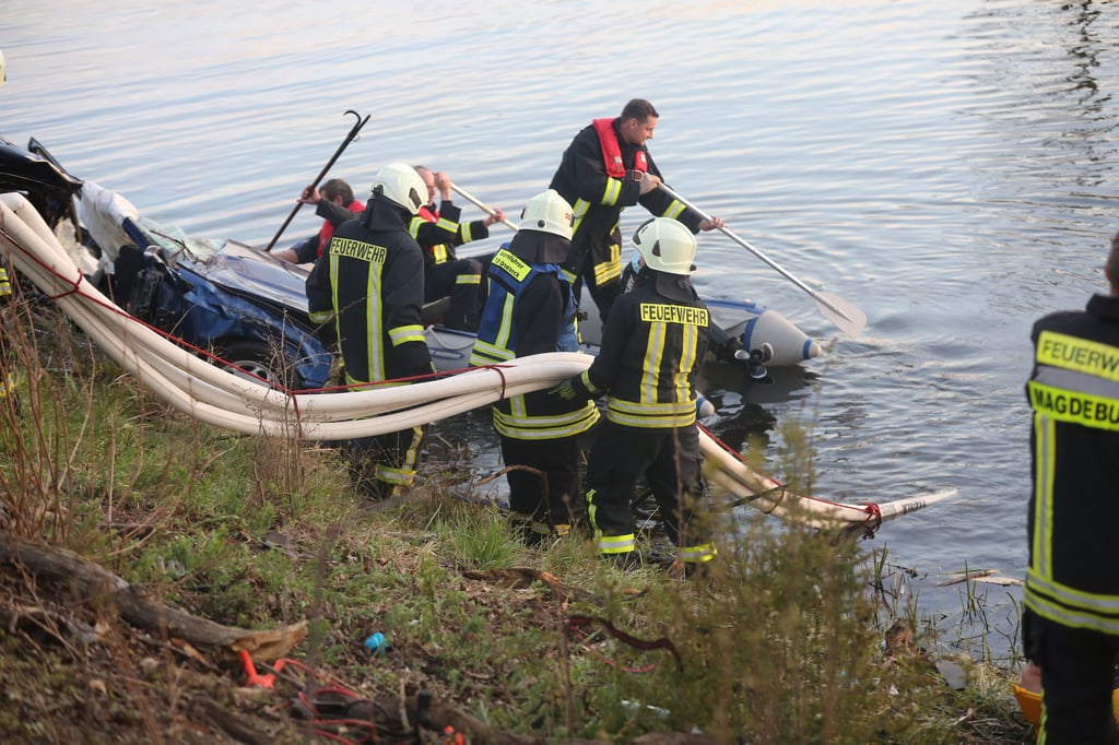 Schwerer Unfall bei Schönebeck-Plötzky: Für den Fahrer eines BMW kam jede Hilfe zu spät. Mehr als 80 Einsatzkräfte von Polizei, Feuerwehr und Rettungsdiensten waren vor Ort.