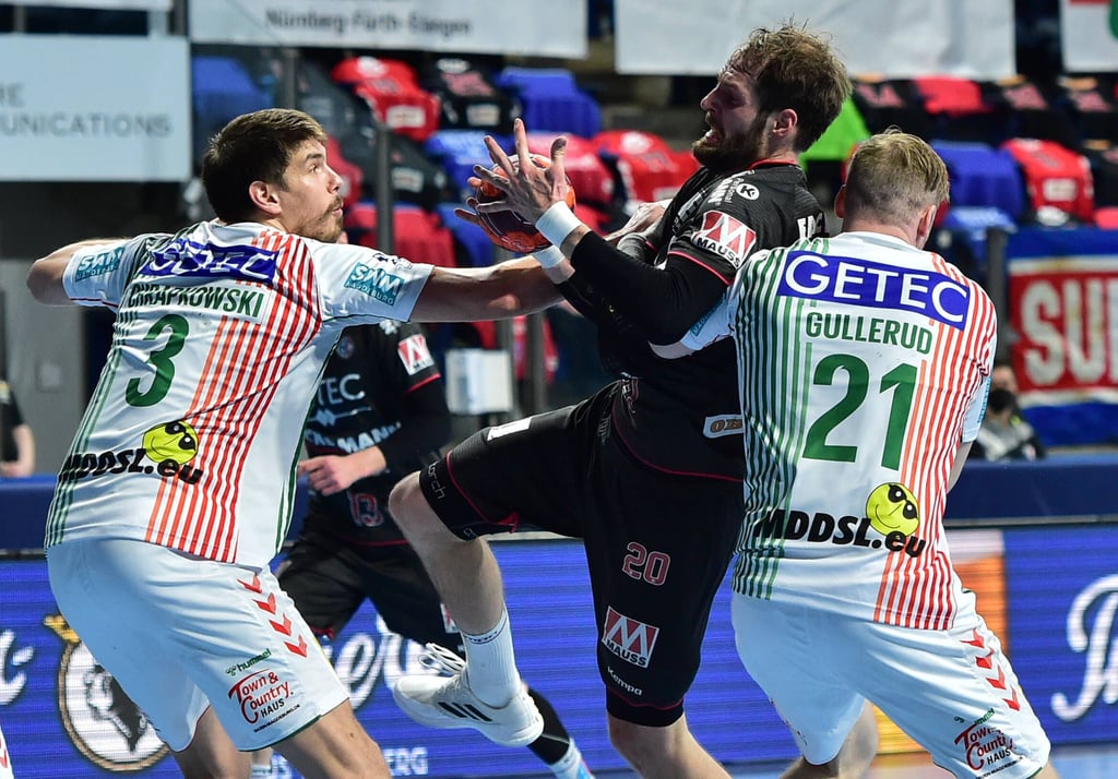 Piotr Chrapkowski (l.) und Magnus Gullerud versuchen, Nico Büdel zu stoppen.