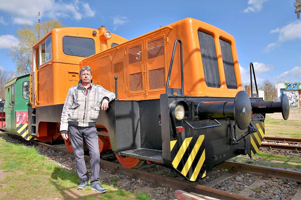Torsten Ehrhardt vor dem aktuellen Projekt der Magdeburger Eisenbahnfreunde. Die alte Rangierlok "V10B" soll wieder fahrtüchtig gemacht werden und dann durch den Hafen rollen.