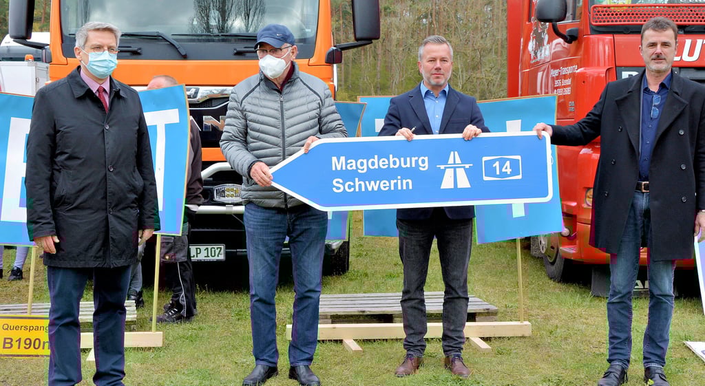 Gemeinsam mit dem Wittenberger Bürgermeister Oliver Hermann (v. l.) und dem früheren Landesverkehrsminister Karl-Heinz Daehre demonstrierten der Osterburger Einheitsgemeindebürgermeister Nico Schulz und sein Seehäuser Amtsbruder Rüdiger Kloth für den zügigen Bau der A 14 bis zu Landesgrenze an der Elbe.