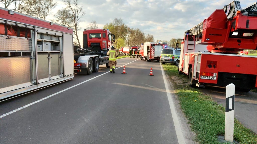 Die Bundesstraße 246a zwischen Alte Fähre und Plötzky war Sonnabend, 24. April 2021 gesperrt. Dort passierte ein schwerer Unfall. Foto: Andre Schneider