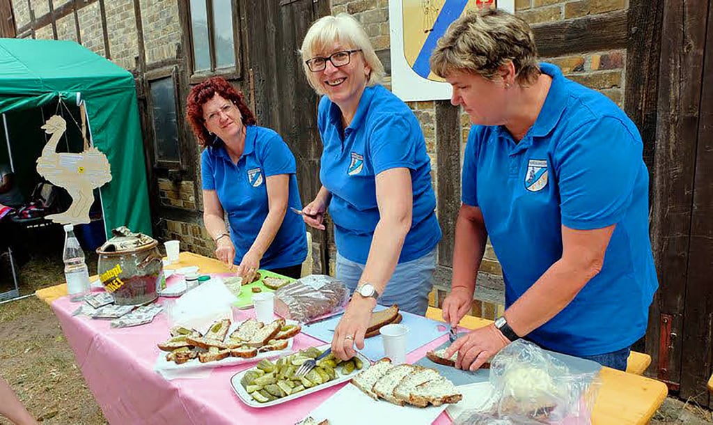 Am 1. Mai müssen Undine Schiepe, Verena Sachse und Carmen Eichelbaum (von links) vom Heimatverein Mönchenhöfe, hier beim Sommerfest in Seyda, keine Stullen schmieren. Der nächste Termin für einen Brottag ist im Juni geplant.