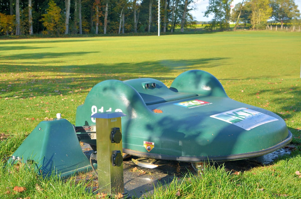 Um nicht selbst dauernd nach Kusey kommen zu müssen, überließ die Firma, die den neuen Trainingsplatz angelegt hat, dem Sportverein im Zuge der Pflegegarantie einen Mähroboter. Der ist mittlerweile wieder weg, hinterließ aber Eindruck. Darum wurde bei der Stadt Klötze die Anschaffung eines Mähroboters beantragt.