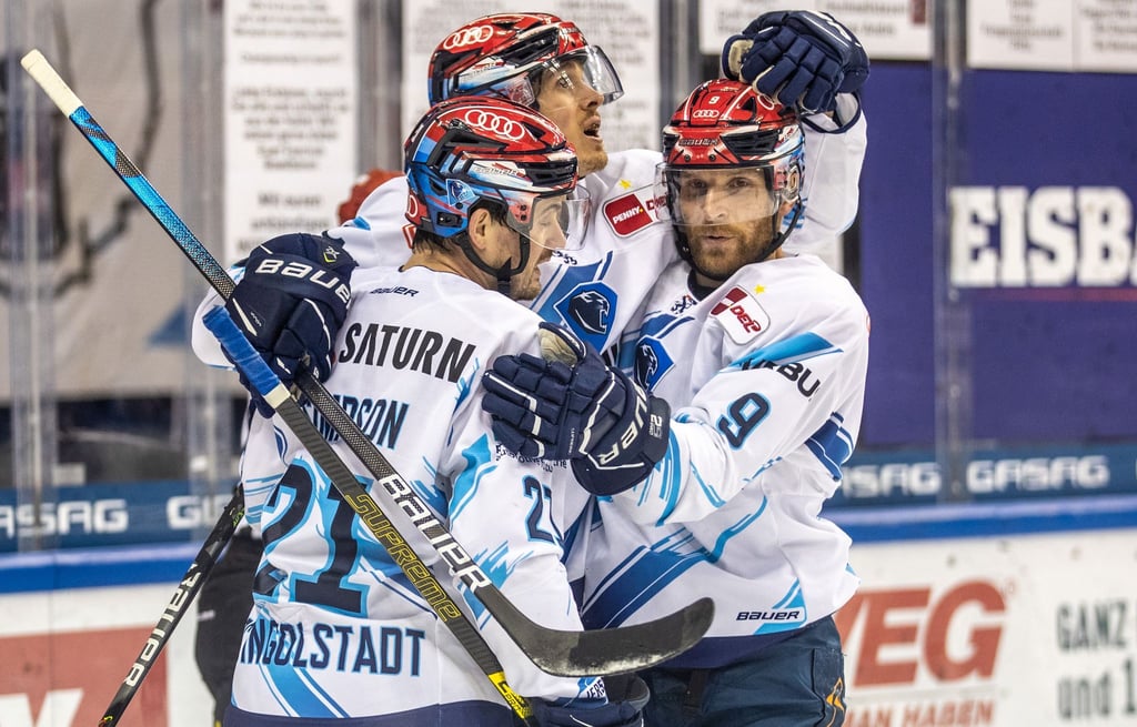 Die Spieler vom ERC Ingolstadt feiern ein Tor gegen die Eisbären Berlin.