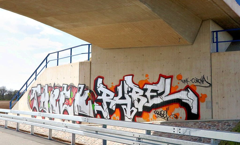 Der Stützbereich der Brücke über die B 188 n in Höhe von Bergfriede. Dort sind die Sprayer bislang nur im unteren Stützbereich geblieben.