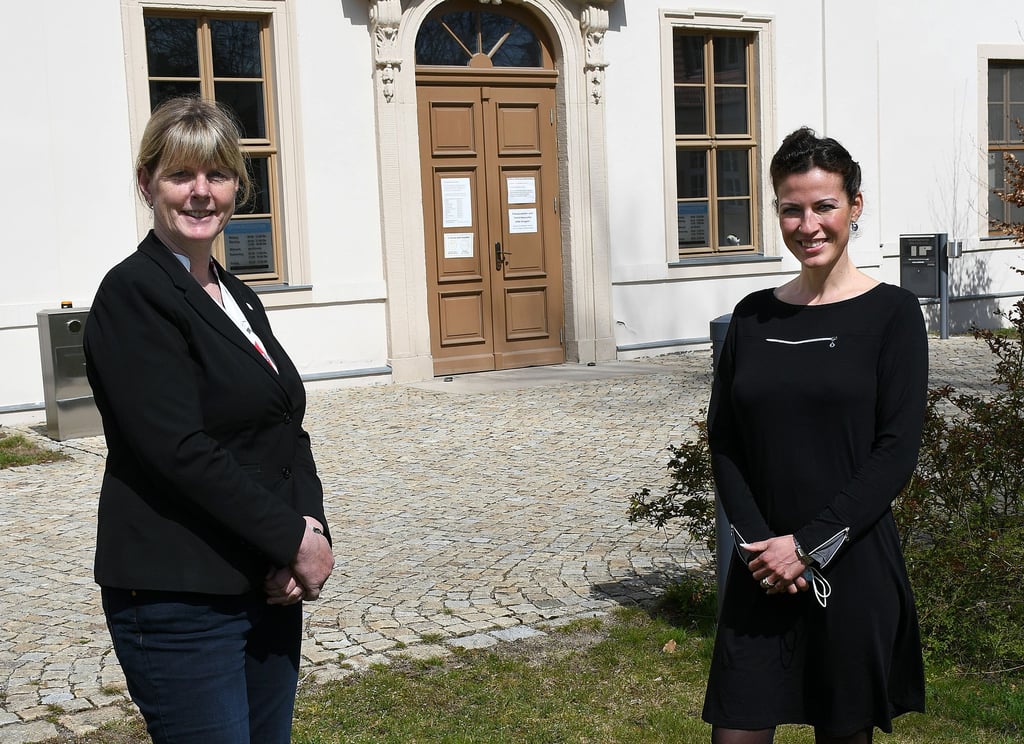 Bürgermeisterin Steffi Friedebold (links) heißt die neue Haupt- und Ordnungsamtsleiterin Evelyn Edler herzlich in der Verbandsgemeinde willkommen.