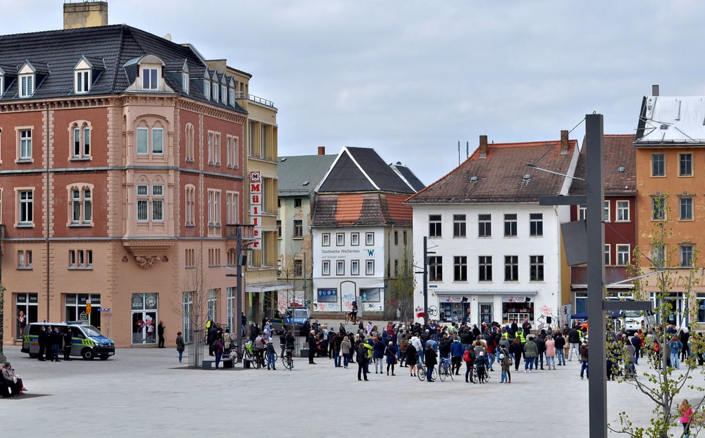 Die Kritiker der Corona-Maßnahmen lockten am Sonnabend einige Zuschauer auf den Weißenfelser Marktplatz.