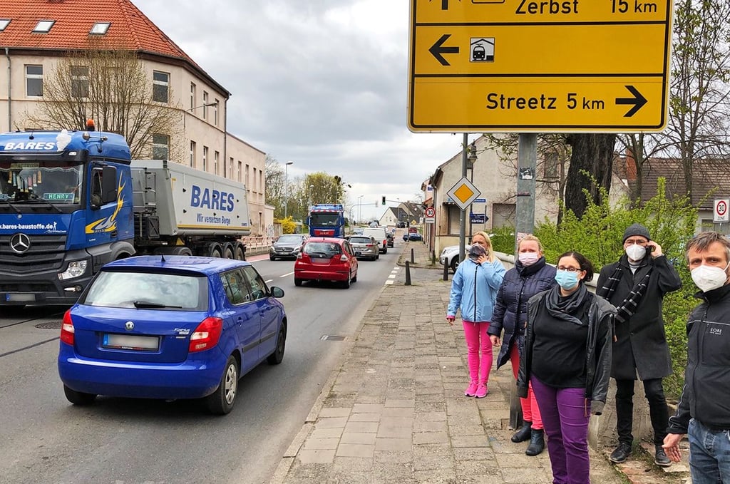 Feierabendzeit: Fahrbahn voll, kein Radweg, Holper-Fußweg.