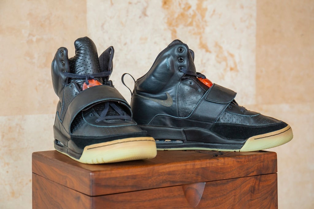 Das Paar Turnschuhe von US-Rapper Kanye West erzielte mit 1,8 Millionen US-Dollar einen Rekordpreis.
