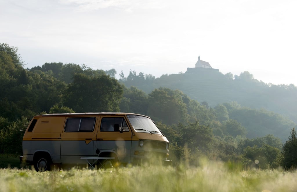 Außerhalb von Camping- und Stellplätzen ist das Übernachten im Wohnmobil oder Campingbus nur erlaubt, um die Fahrtüchtigkeit wieder zu erlangen.
