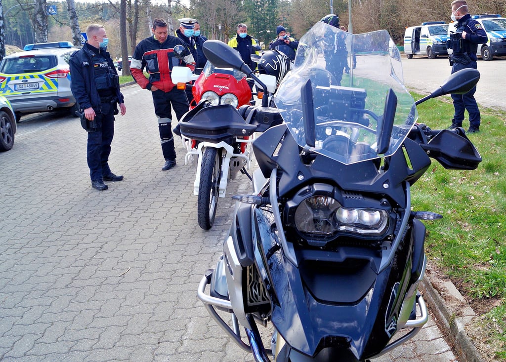 An acht Stellen haben Beamte des Halberstädter Polizeireviers sowie weiterer Dienststellen insbesondere Motorradfahrer kontrolliert.