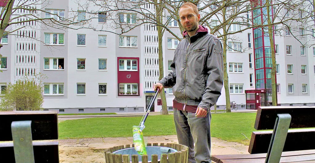 Steffen Schwope hat sich extra eine Kralle gekauft, um den Müll in seiner Nachbarschaft aufzusammeln.