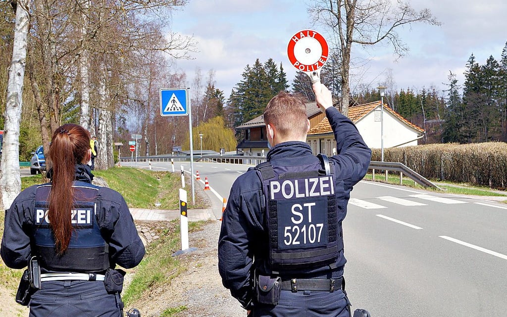 Einsatzkräfte der Landespolizei leiteten die Kraftfahrer auf den Parkplatz in Rotacker, wo die Kontrollen stattfanden.
