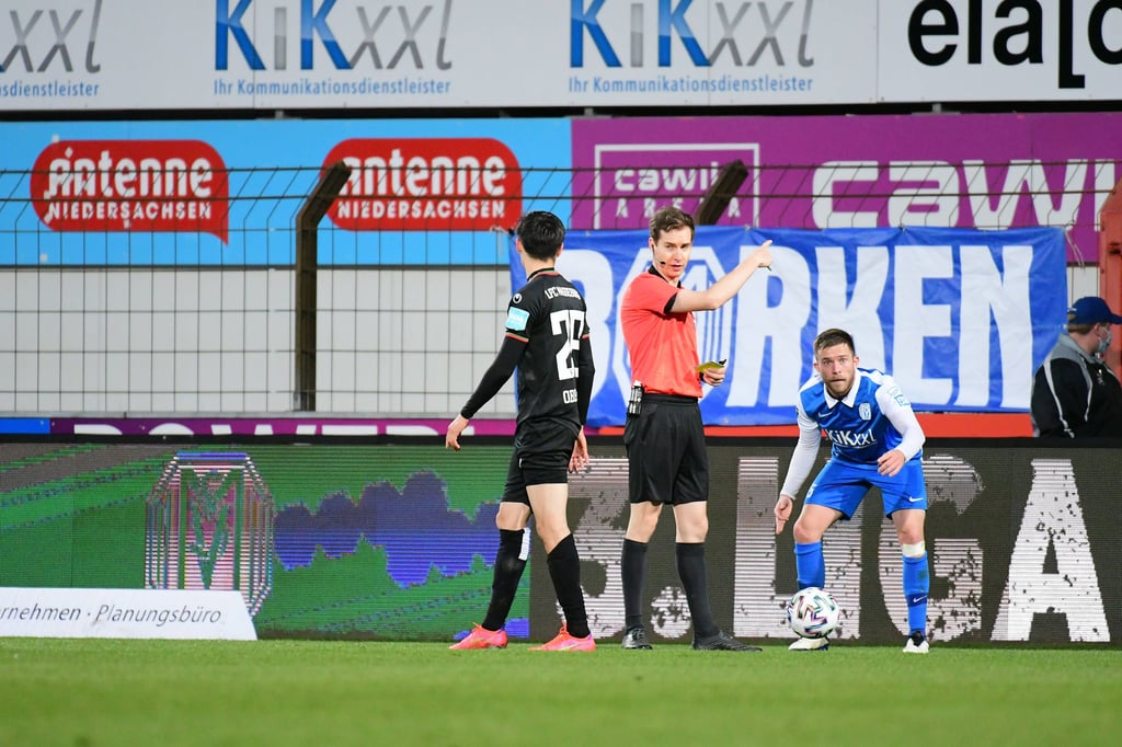Schiedsrichter Marin Specker schickt FCM-Profi Raphael Obermair vom Feld.