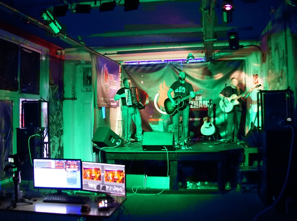Auftritt ohne Publikum, aber vor der Kamera: Die Brocken City Acoustic Crew brachte Punk-, Folk- und Indie-Songs mit ins Café am Heizhaus - und von dort in viele Wohzimmer im Harz und darüber hinaus.