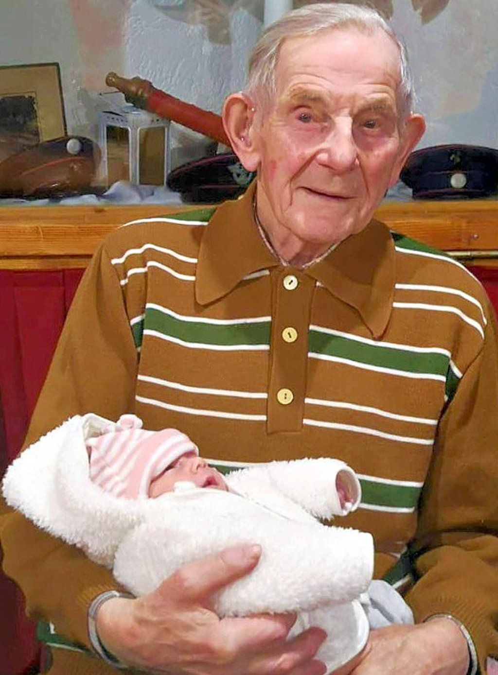 Friedrich Förster (95) mit Nala, dem jüngsten Mitglied der Schlanstedter Feuerwehr.