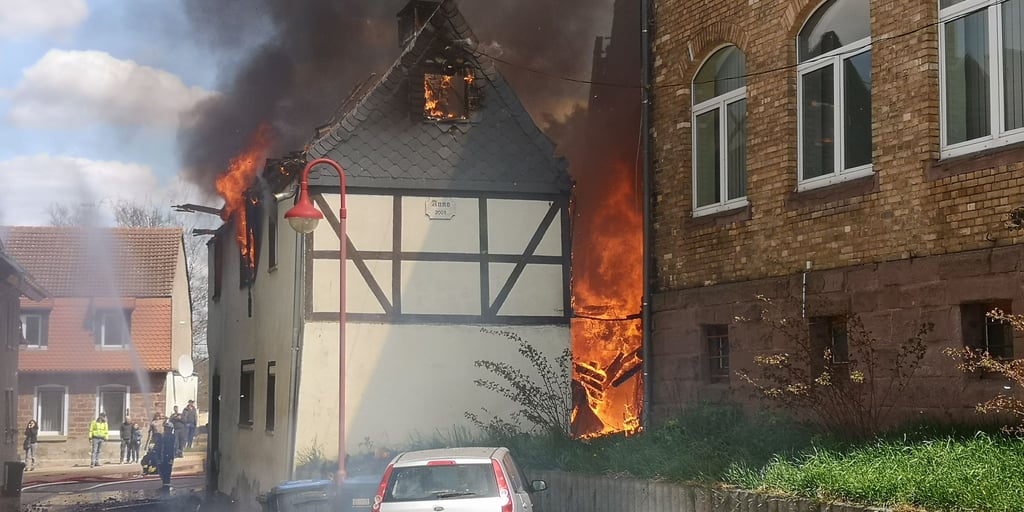 Drei Häuser sind von dem Brand in Mansfeld betroffe.