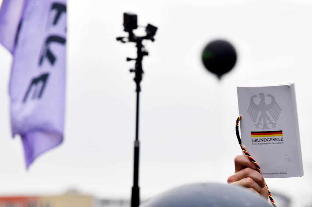 Corona-Leugner berufen sich bei Demonstrationen häufig auf das Grundgesetz.