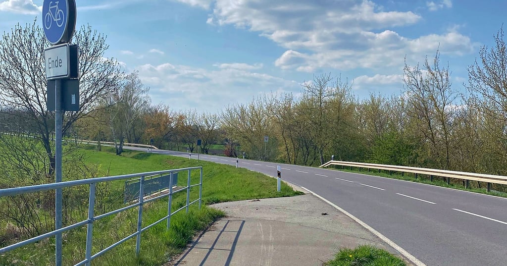 Der Radweg aus Richtung Gröningen endet an der Grenze zum Landkreis Harz. Das soll sich ändern, streitet Simone Schuldt aus Nienhagen für die Vollendung der Trasse.