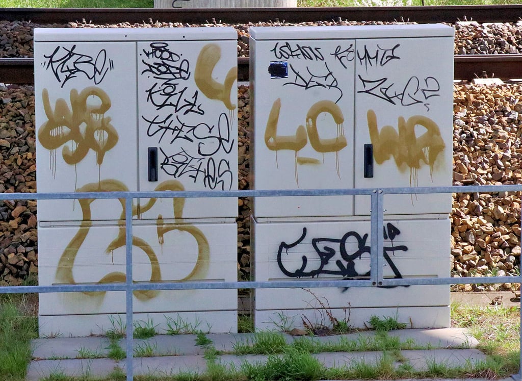 Zufall oder Grafitti-Signum? An einem der Verteilerkästen entlang der Neubaustrecke hinterließen Sprayer die gleichen Zeichen, wie sie auch an mit Graffiti verschandelten Objekten in Oebisfelde vor Wochen vorgefunden wurden.