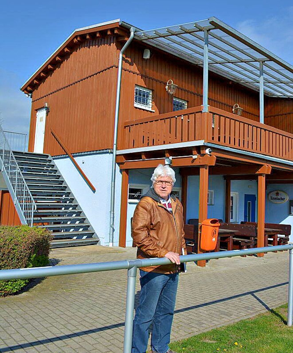 Dietmar Neuhaus vor dem Zorbauer Vereinsheim.