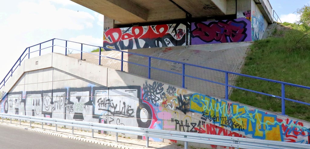 Das Brückenbauwerk als Überführung für landwirtschaftlichen Verkehr auf Höhe von Niendorf ist beidseitig mit Graffiti-Motiven bedeckt. Aber nicht nur dort haben sich Sprayer ausgelassen, wie auch an weiteren Orten entlang der Umgehung zu erkennen ist.