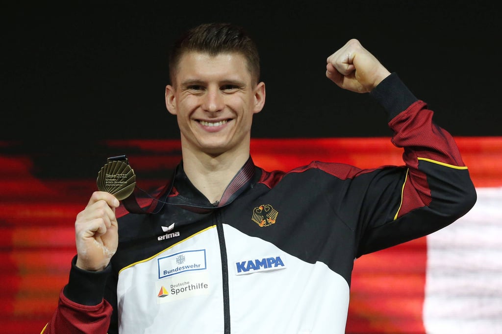 Lukas Dauser jubelt mit seiner EM-Bronzemedaille.
