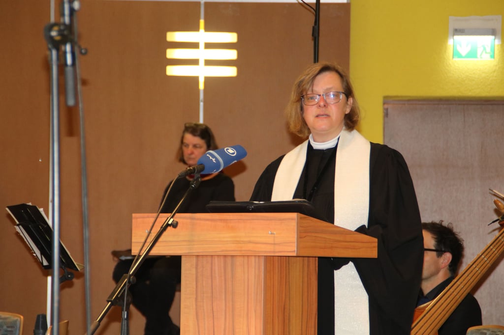 Superintendentin Ute Mertens am Sonntag Jubilate beim ökumenischen Rundfunkgottesdienst in der Mehrzweckhalle Biederitz.