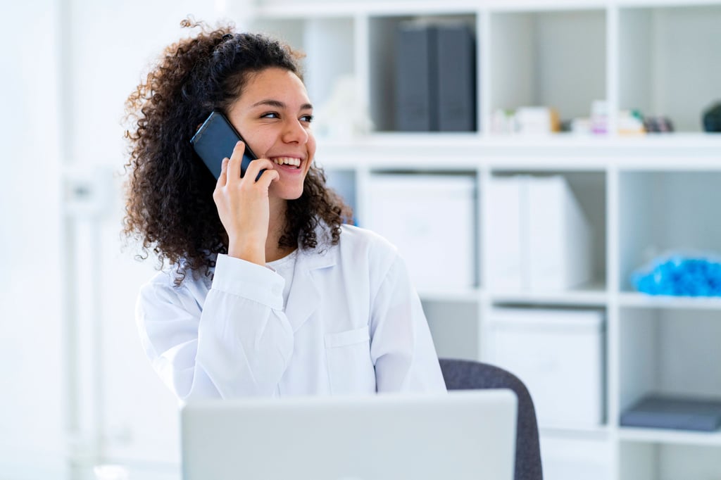 Menschen aller Altersklassen melden sich bei der Lachhotline.