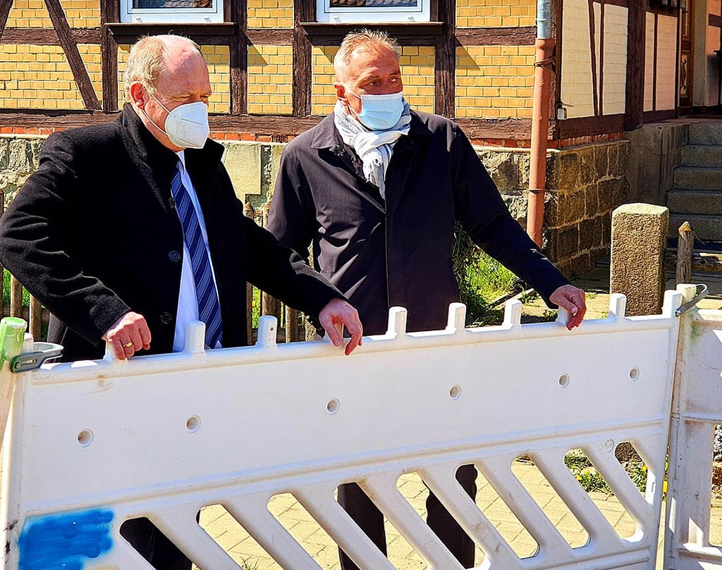 Verkehrsminister Thomas Webel (links) und Wernigerodes OB Peter Gaffert besichtigen die Baustelle in der Friedrichstraße.
