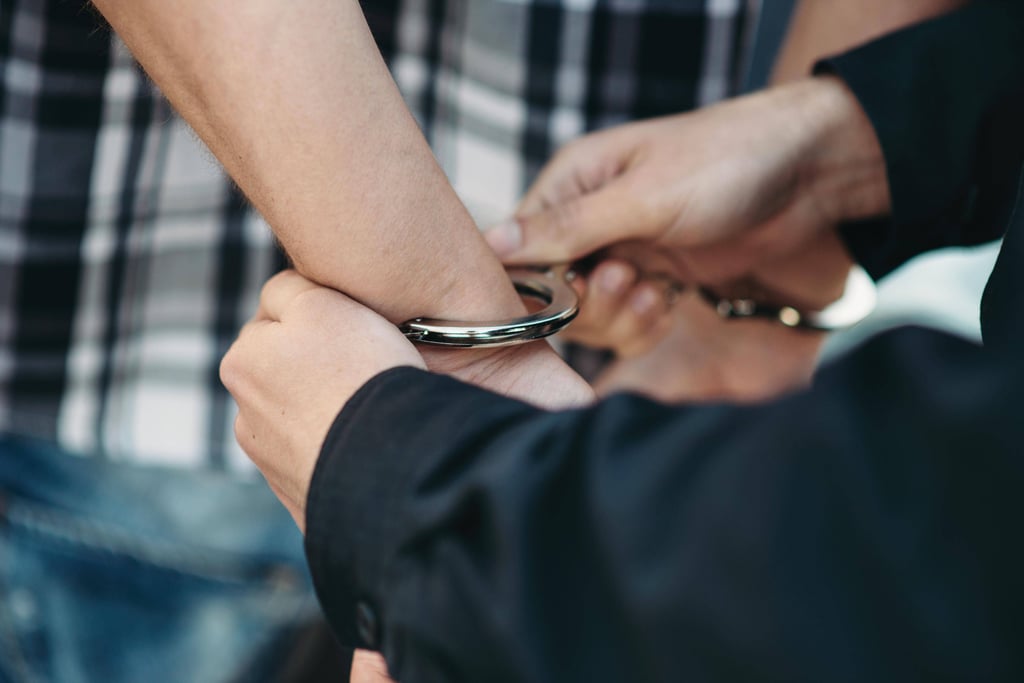 Ein 22-jähriger Tatverdächtiger wurde vor Ort festgenommen.