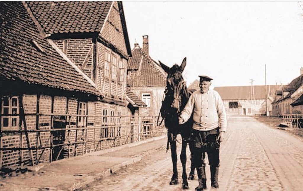 Der „Olle Dussel“ mit seinem Maultier an der alten Allerbrücke in Groß Bartensleben.