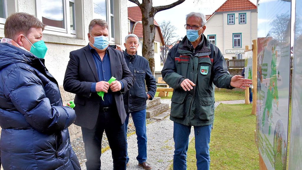 Sachsen-Anhalts Umweltministerin Claudia Dalbert (Bündnis 90/Grüne) lässt sich von Nationalparkleiter Andreas Pusch (rechts) die Ausstellung erklären. Oberharz-Bürgermeister Ronald Fiebelkorn und Ortsbürgermeister Rudolf Beutner (beide CDU, von rechts) hören ebenfalls zu.