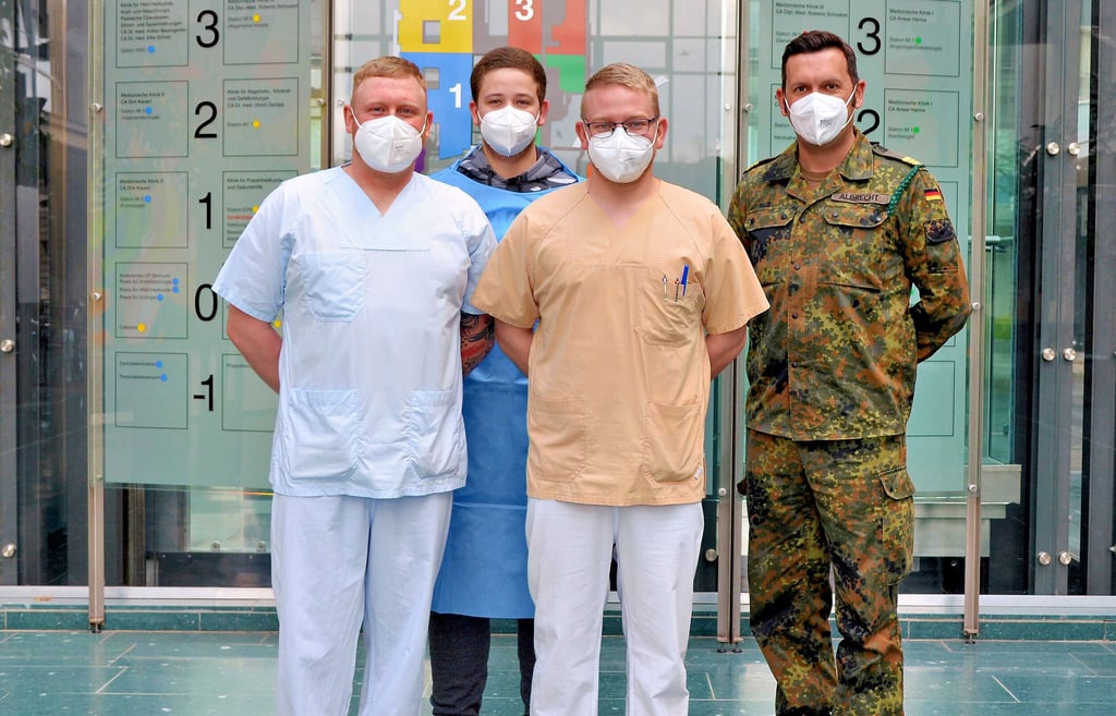 Vier Soldaten der Transportkompanie des Logistikbataillons 171 aus Burg sind derzeit im Bitterfelder Klinikum im Einsatz.
