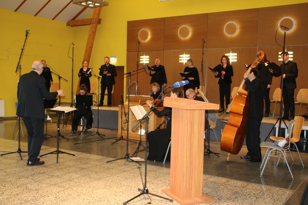 Sänger der Biederitzer Kantorei, Kirchenmusikdirektor Michael Scholl und Musiker von Märkisch Barock beim Rundfunfgottesdienst in der Biederitzer Mehrzweckhalle.