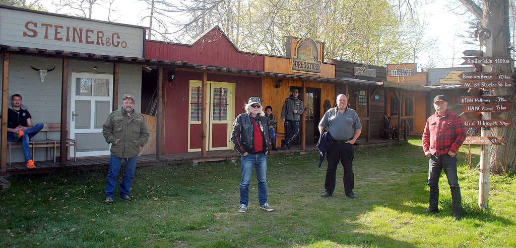 Die Biker vom Harley-Davidson-Club "Ragtag" bangen um die Zukunft ihrer kleinen Westernstadt am Ahlumer See. Geht es nach der Gemeinde Rohrberg, die das gesamte Seeareal gekauft hat, soll der Treffpunkt verschwinden.