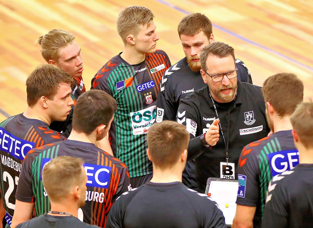 Die Auszeit 30 Sekunden vor dem Ende zeigte am Freitagabend Wirkung: Kurz vor der Schlusssirene erzielten die SCM-Youngsters von Trainer Stephan Just (r.) gegen Oranienburg den Ausgleichstreffer zum ersten Punktgewinn in der Pokalrunde.