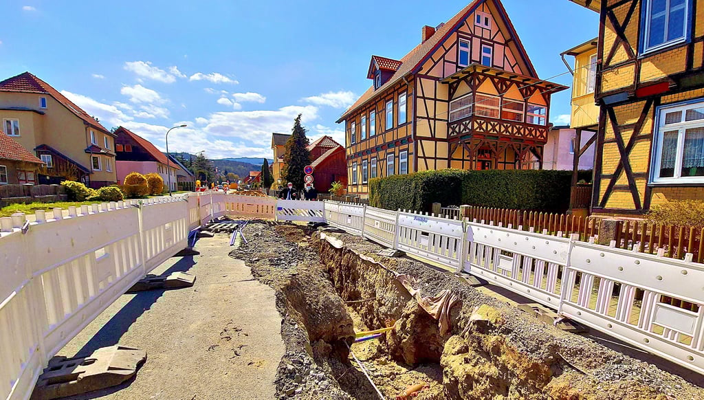 Baustelle Friedrichstraße: In den nächsten anderthalb Jahren wird für 4,5 Millionen Euro ein 730 Meter langer Straßenabschnitt auf Vordermann gebracht. Die Friedrichstraße verbindet Wernigerode mit dem touristisch hoch frequentierten Gebiet um den Brocken.