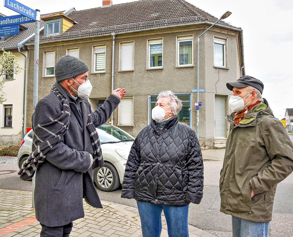 Jakob Uwe Weber (l.) im Gespräch mit Renate und Horst Schwanz der Bürgerinitiative Luchstraße Roßlau.